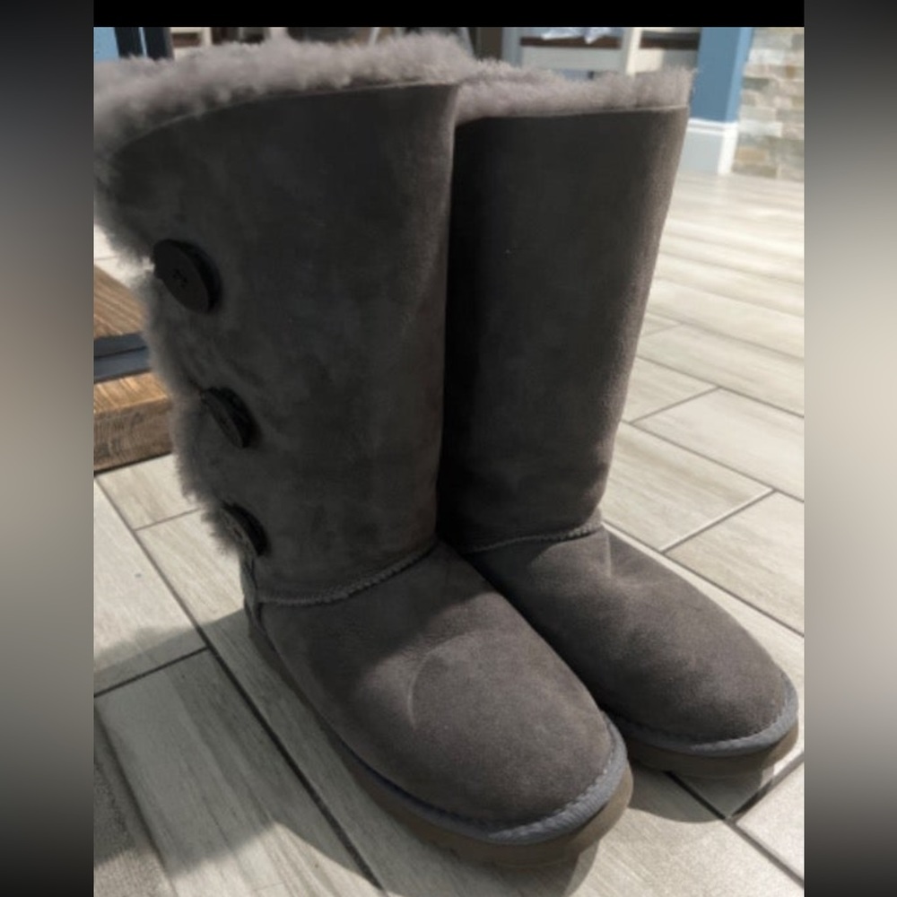Ugg boots size 8 gray